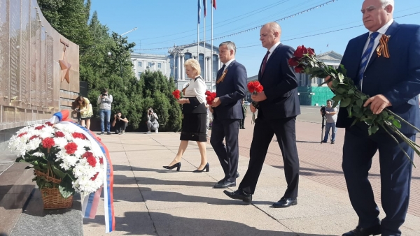 На Красной площади состоялась торжественная церемония возложения корзин с цветами к стеле «Героям-курянам».
