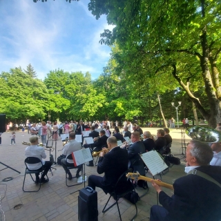 В Курске завершился сезон концертов под открытым небом, проходивших в рамках городского проекта «Курск-2022. Лето в городе» и творческих проектов концертно-творческого центра «Звёздный» «Танцующий город», «Музыкальный парк», «Субботний вечер».