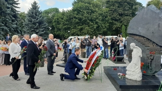 Церемония возложения венков и цветов к памятнику экипажу АПРК «Курск» и на могилы моряков-подводников.