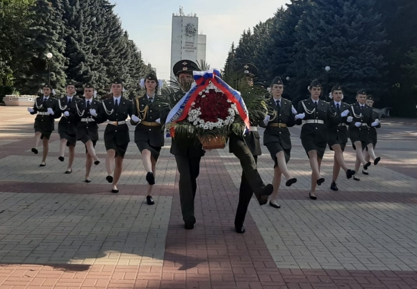 На мемориале павших в годы Великой Отечественной войны 1941-1945гг. состоялась церемония возложения корзины с цветами и цветов, посвящённая 988-й годовщине со дня основания города Курска.