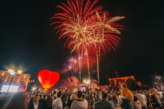 В завершении праздничного дня в честь 989-й годовщины города Курска прогремел красочный салют, несущий светлую ликующую радость и счастье в наши сердца
