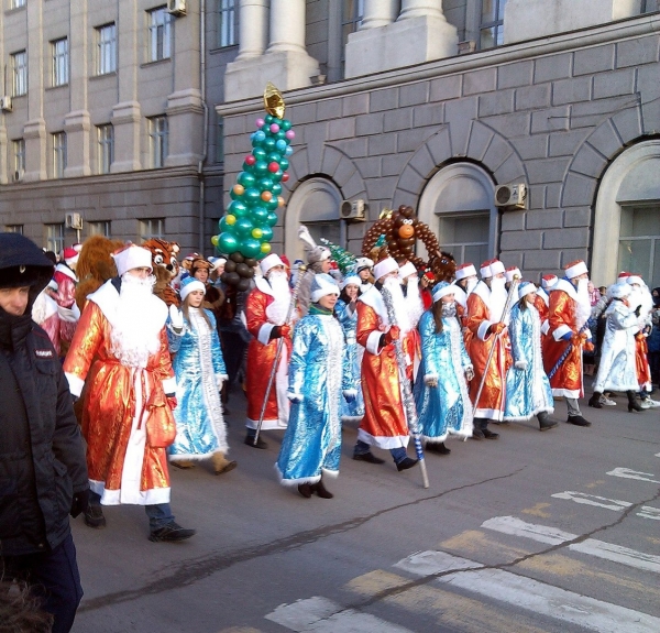 Новогоднее театрализованное шествие Дедов Морозов &quot;Зима нам дарит сказки&quot;